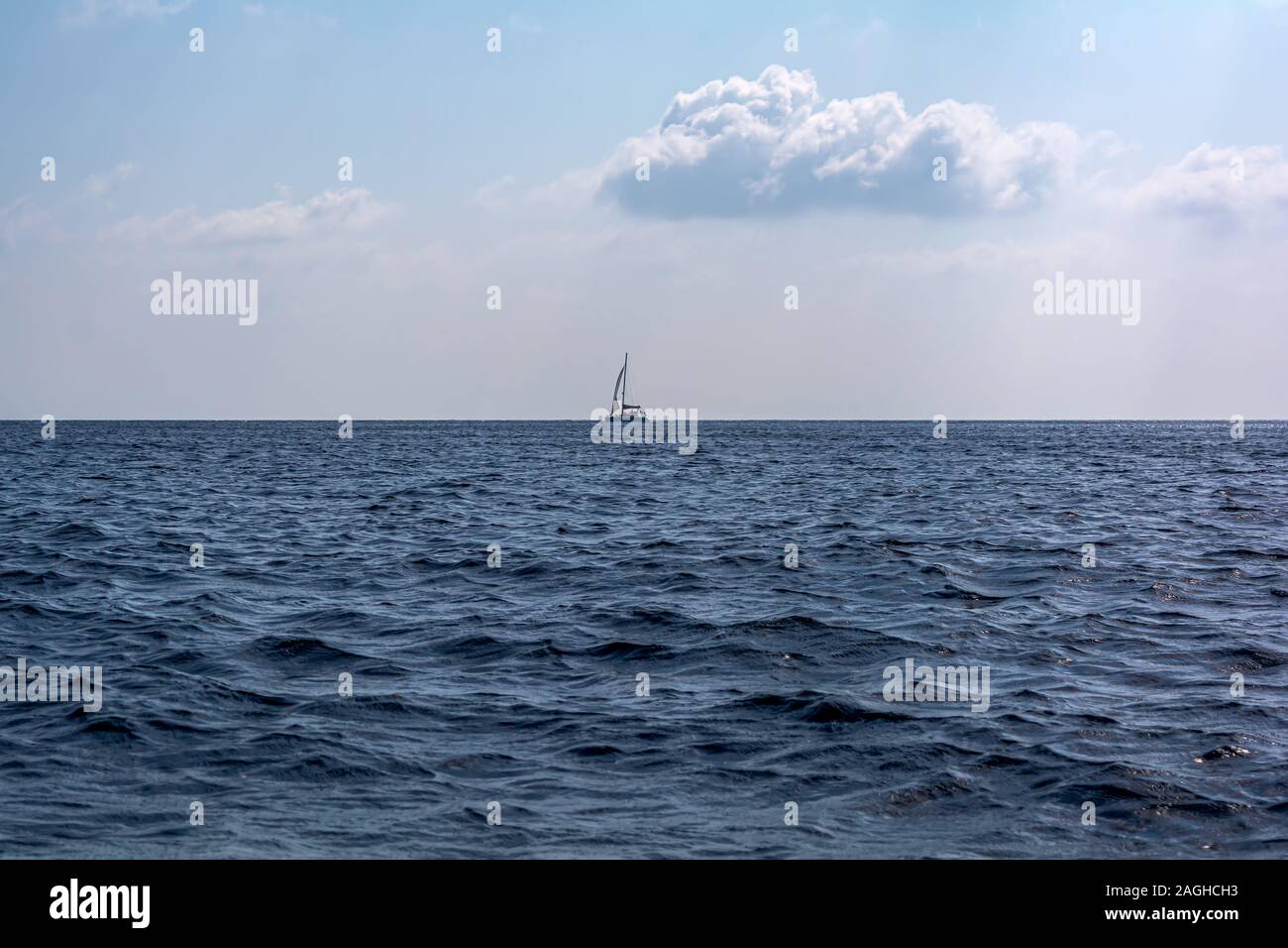 Voilier en Méditerranée ay horizon. Scène de la mer Méditerranée. Banque D'Images