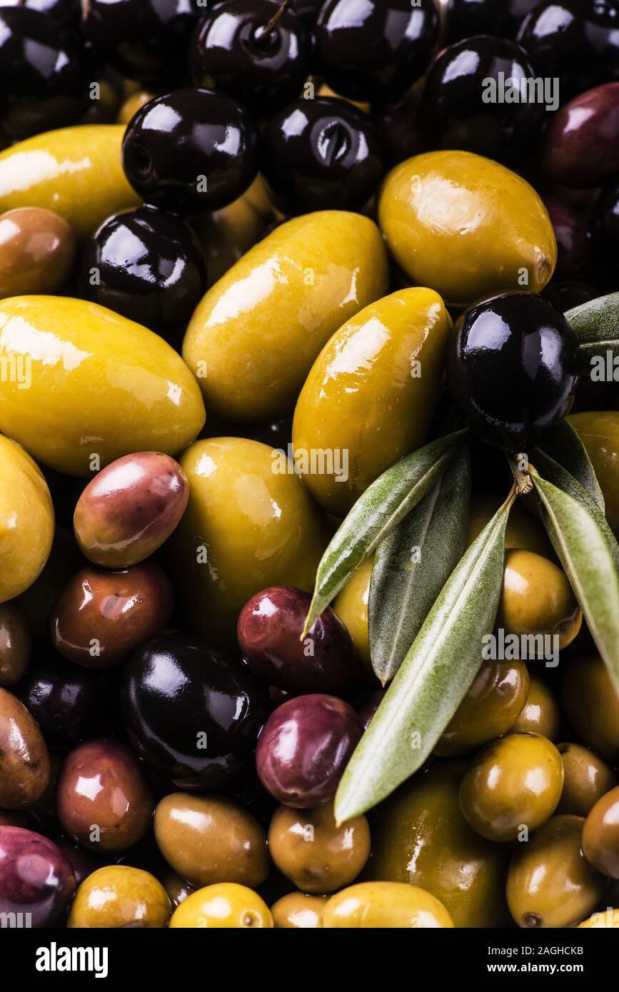 Close-up de divers types d'olives Banque D'Images