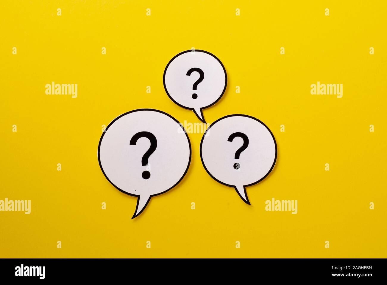 Trois points d'interrogation des bulles d'un fond jaune Banque D'Images
