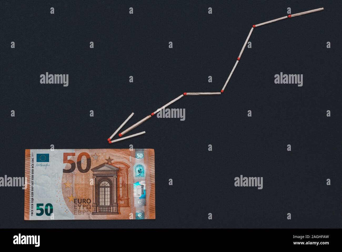 Hausse de l'euro et à l'automne graphique, billet sur fond noir. Banque D'Images