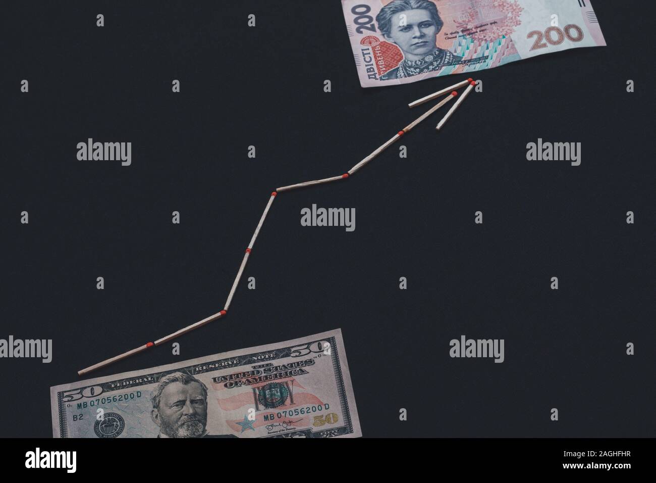 Hryvnia ukrainien et US dollar avec la flèche sur fond noir. Banque D'Images