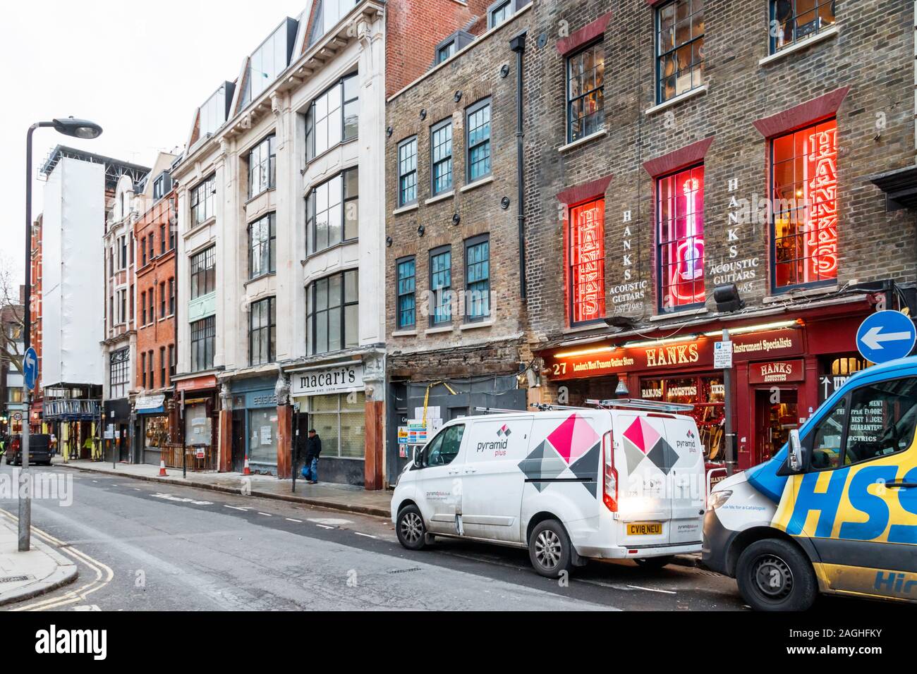 Denmark Street, alias 'Tin Pan Alley', une fois que l'animation de la maison pour l'instrument de musique et les activités d'édition, un grand nombre de boutiques maintenant fermé, London, UK Banque D'Images