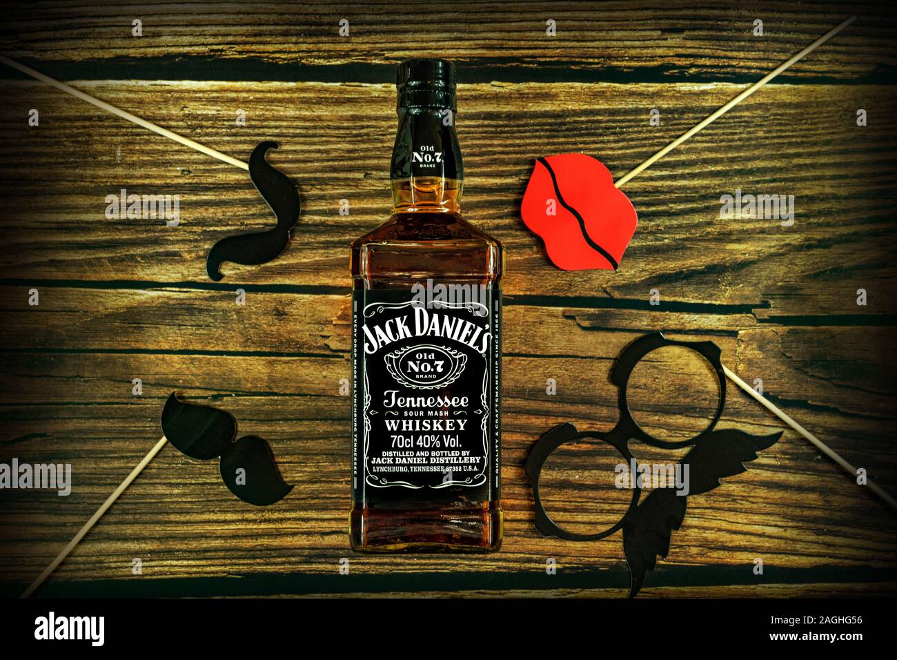 Tanakajd, Hongrie - 112. 11. 2019 : Bouteille de Jack Daniel's whiskey sur  fond de bois patiné avec playfu partie accessoires photo Photo Stock - Alamy