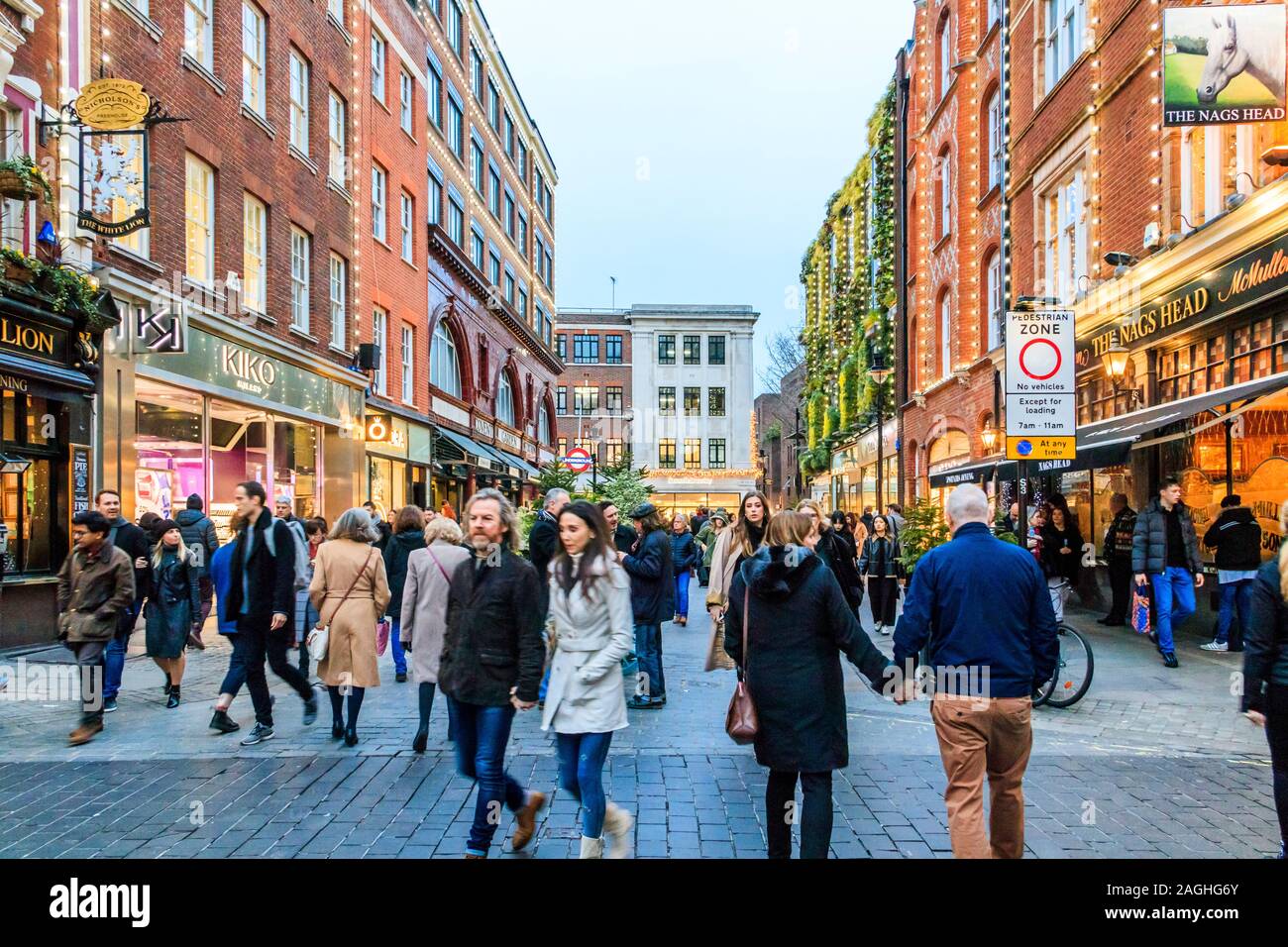 Consommateurs et aux touristes dans la région de James Street, Covent Garden, Londres, UK Banque D'Images