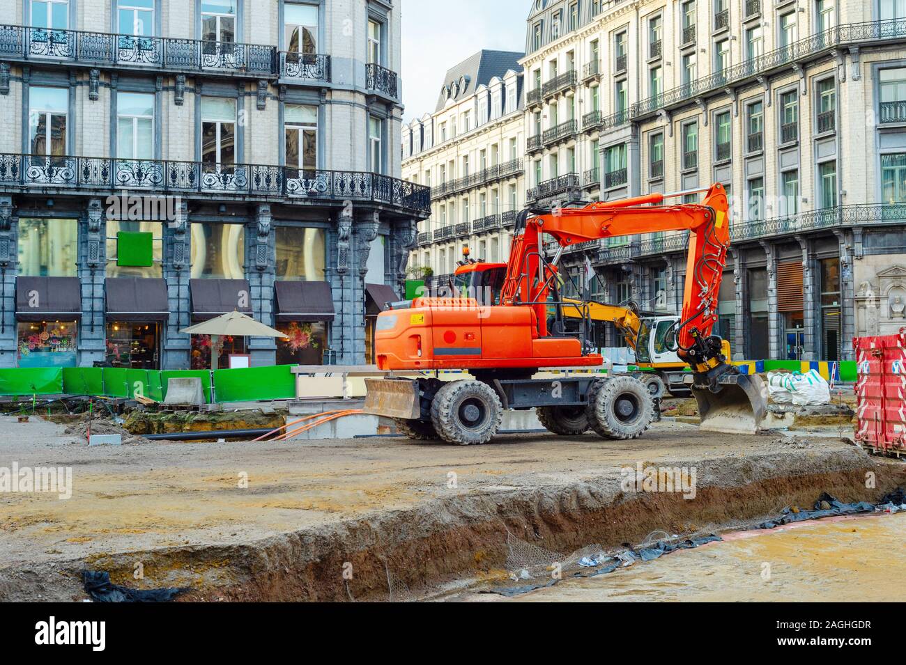 Rue centrale d'engins travaillant à la rénovation de road dans le centre-ville, Bruxelles, Belgique Banque D'Images