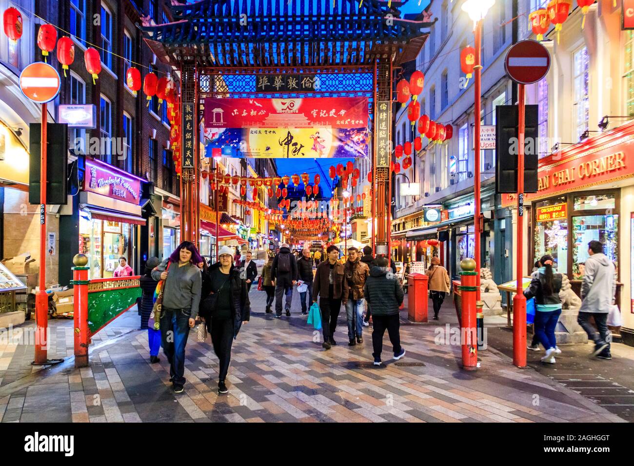 Consommateurs et aux touristes dans la rue Gerrard dans Chinatown, Soho, London, UK Banque D'Images