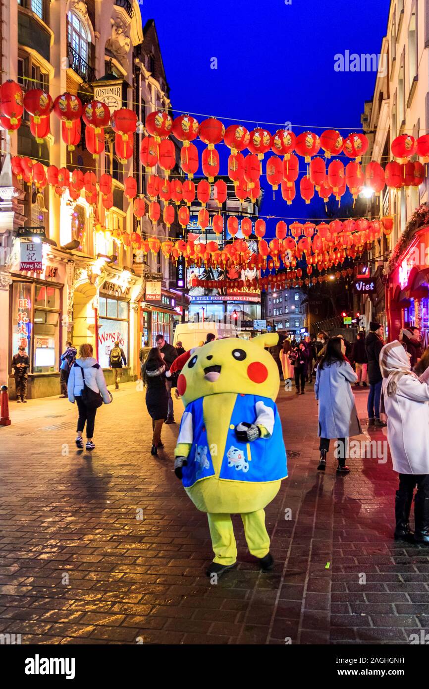 Une personne dans un costume Pokemon Pikachu dans Chinatown, Wardour Street, London, UK Banque D'Images