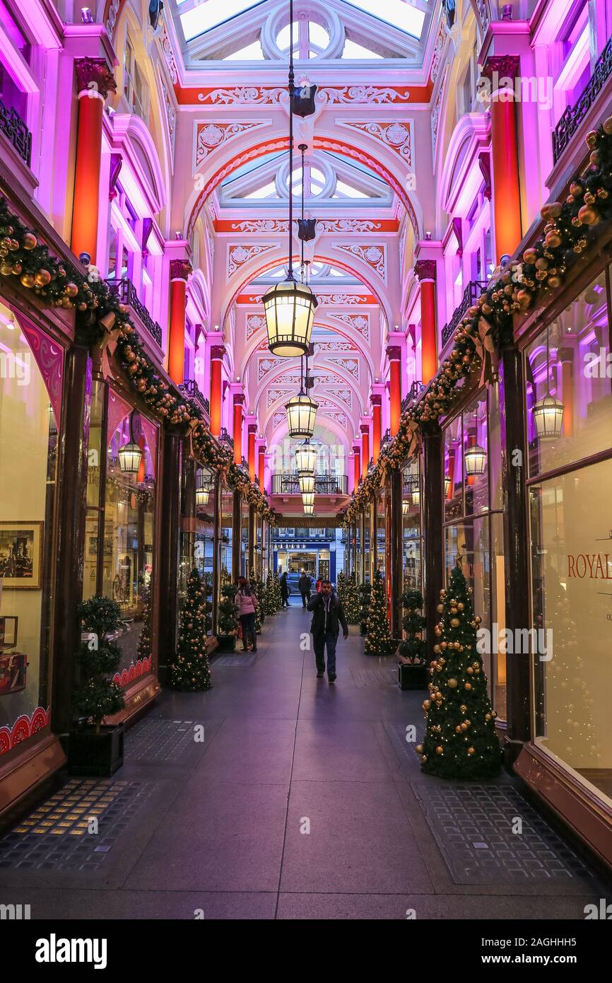 Londres, Royaume-Uni. 20 novembre 2019. Royal Arcade sur Old Bond Street avec décorations de Noël. Crédit: Waldemar Sikora Banque D'Images
