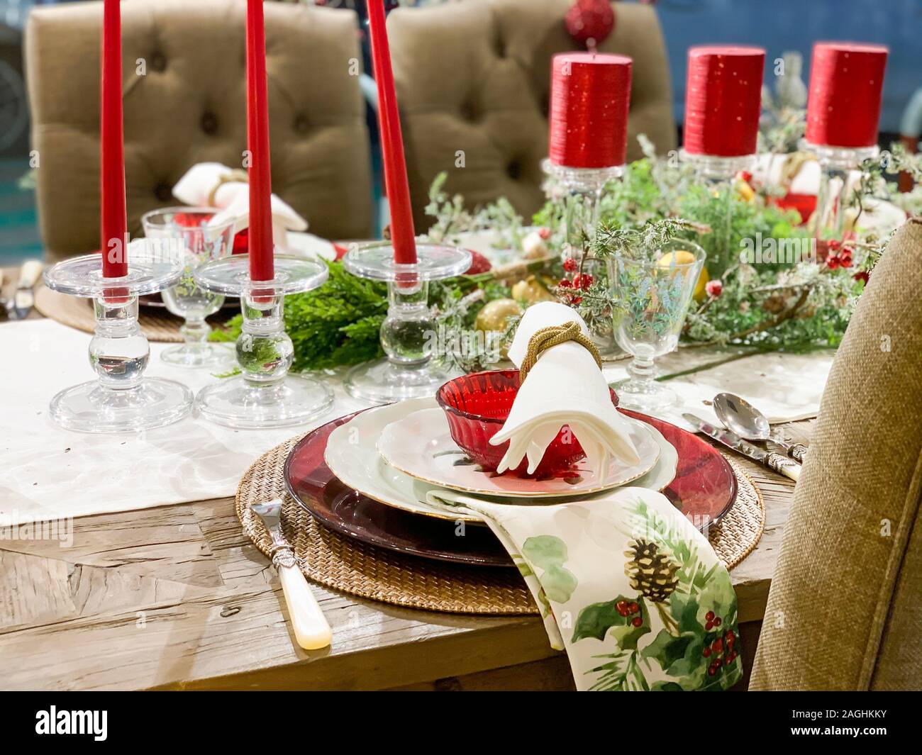 Dîner de Noël élégante décoration de table, avec des plats, des verres et des bougies Banque D'Images
