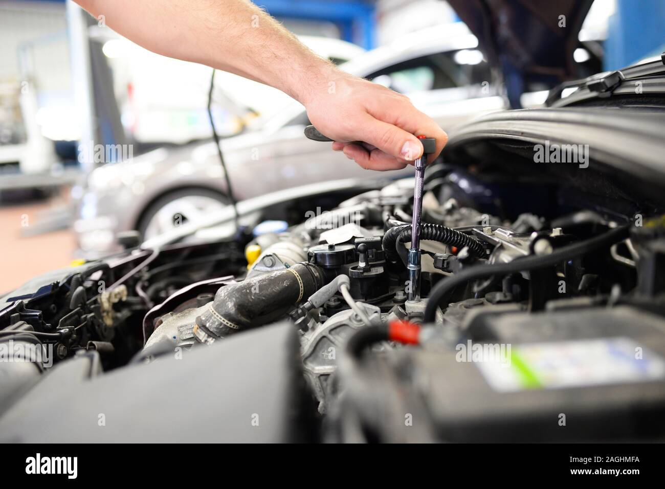 Mécanicien de voiture dans un atelier de réparation d'un véhicule Banque D'Images