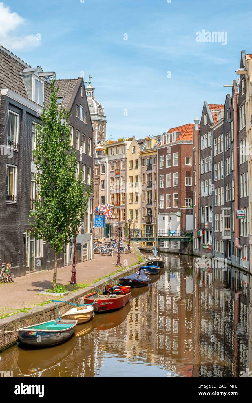 Bateaux à ramer dans un canal dans le centre d'Amsterdam, Pays-Bas Banque D'Images