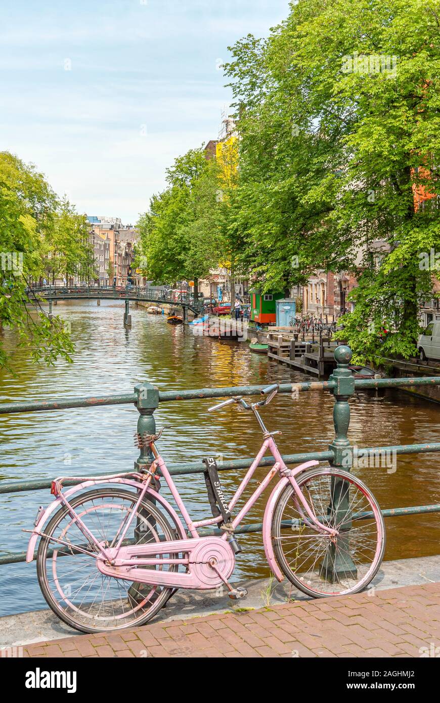 Vieux Vélo rose sur un pont dans le centre-ville d'Amsterdam, Netherlande Banque D'Images
