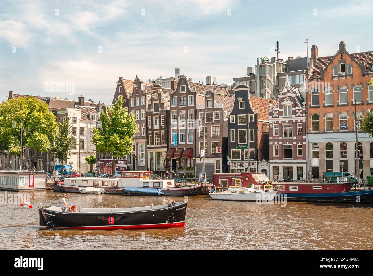 Architecture historique et bateaux à moteur au canal dans le centre-ville d'Amsterdam, Pays-Bas Banque D'Images