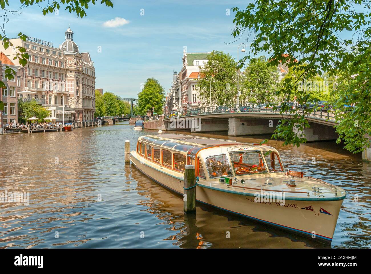 Bateaux à visiter dans un canal aquatique dans le centre-ville d'Amsterdam, Pays-Bas Banque D'Images