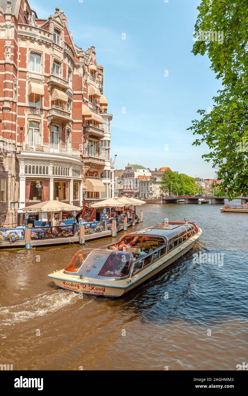Bateaux à visiter dans un canal aquatique dans le centre-ville d'Amsterdam, Pays-Bas Banque D'Images