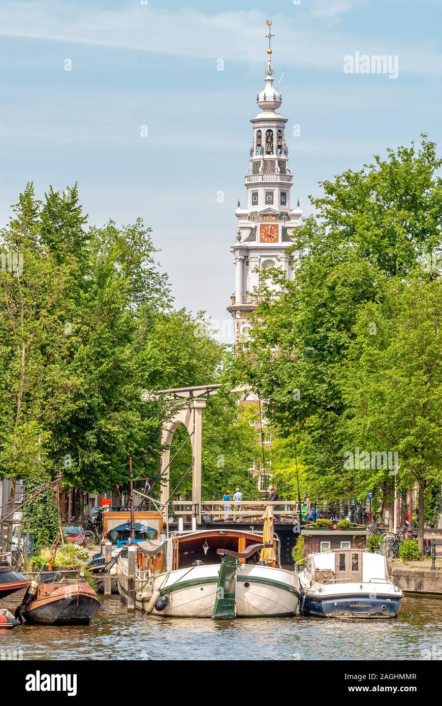 Bateaux-maison dans un canal d'eau dans le centre-ville d'Amsterdam, Netherlande Banque D'Images