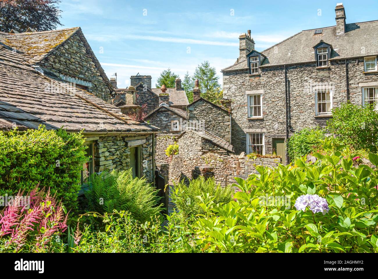 Jardin en face d'une maison de village de Grasmere, Lake District, England, UK Banque D'Images