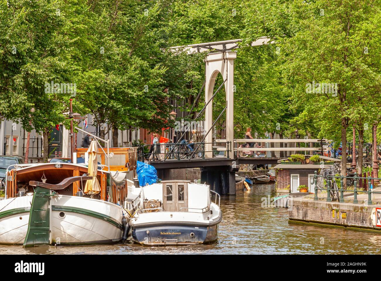 Bateaux-maison dans un canal d'eau dans le centre-ville d'Amsterdam, Netherlande Banque D'Images