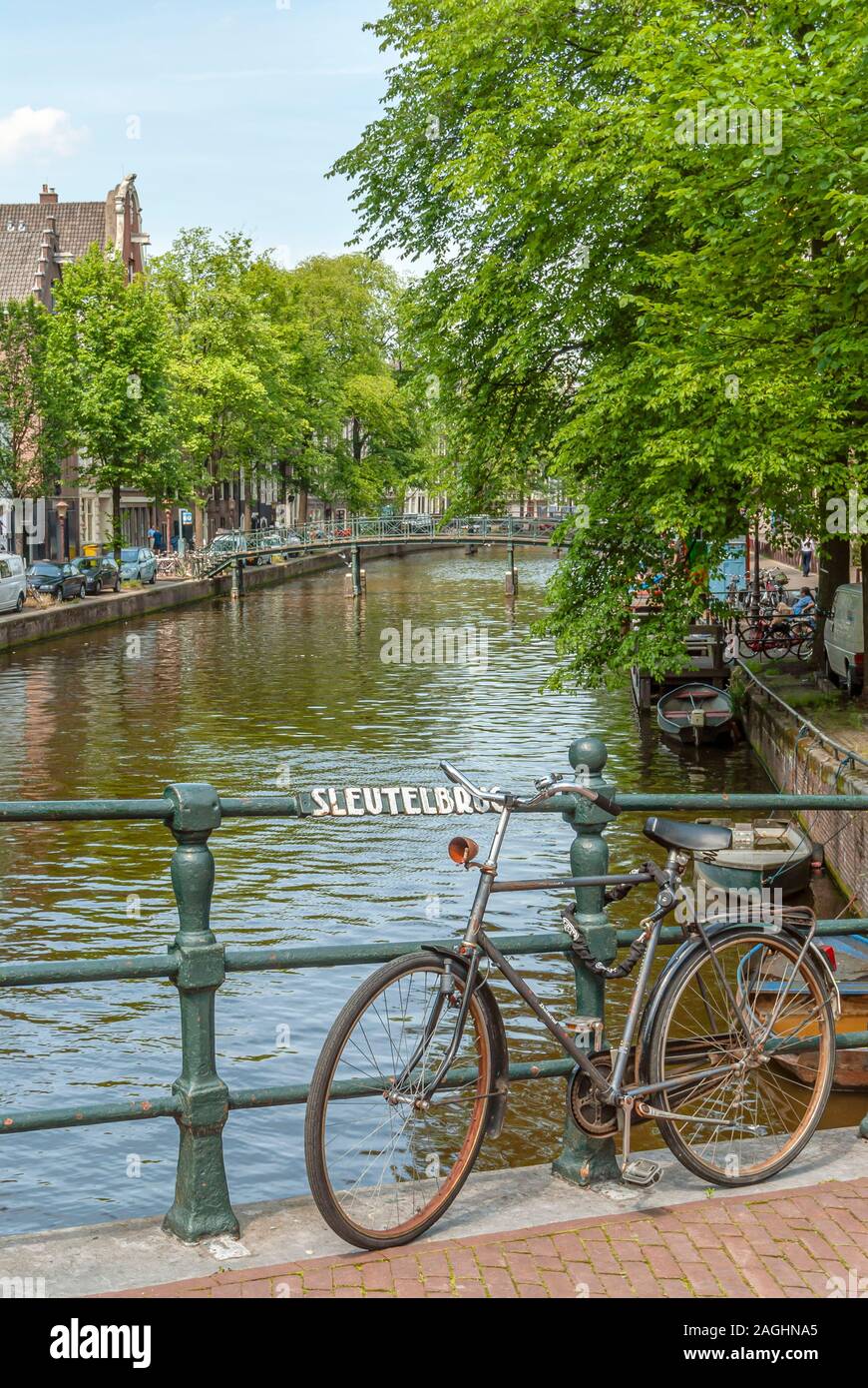 Vieux vélo sur le Sleutelbrug bridge dans le centre-ville d'Amsterdam, Netherlande Banque D'Images