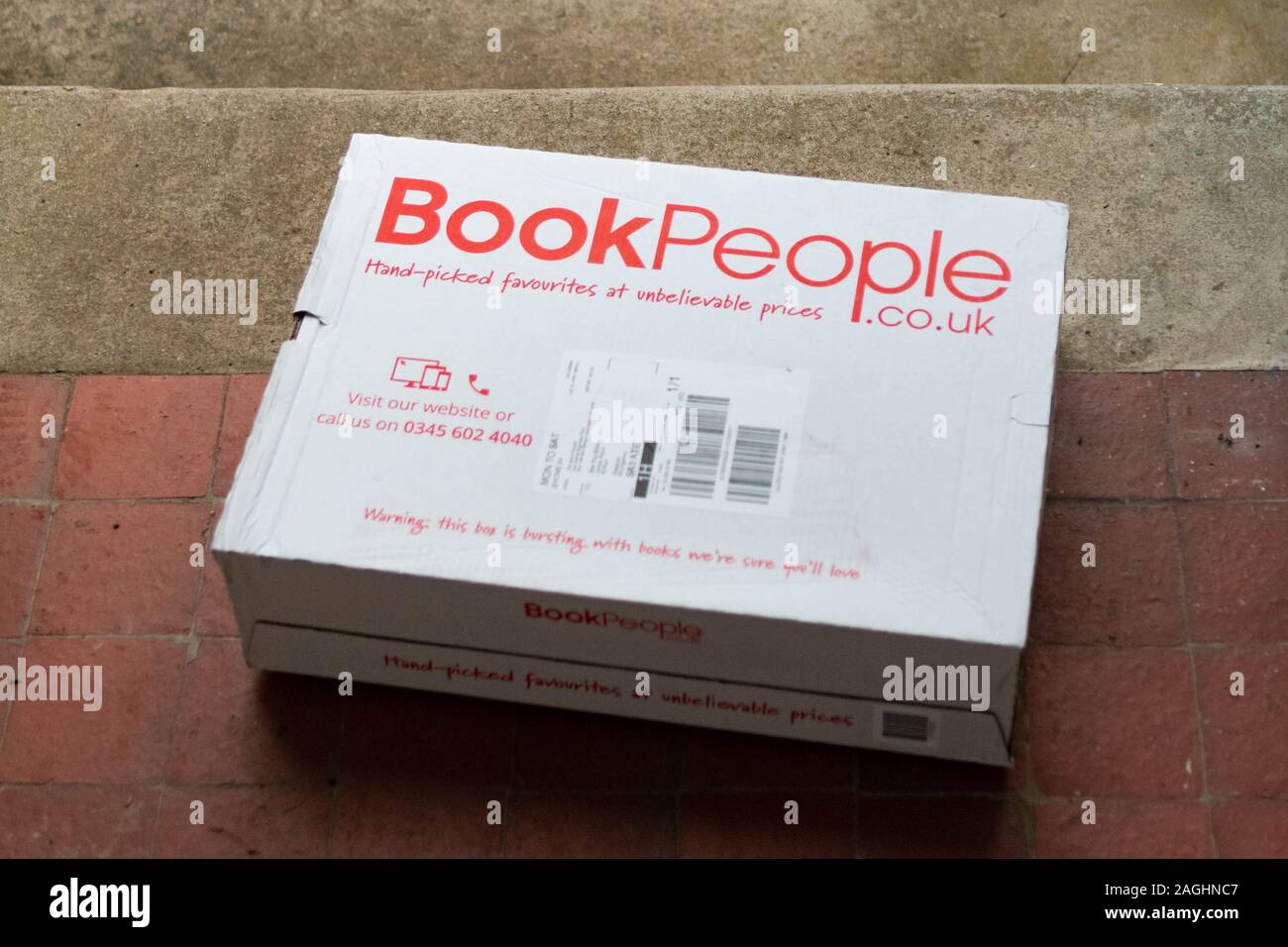 Les gens du livre porte sur la parcelle (adresse de livraison) anonymes - UK Banque D'Images