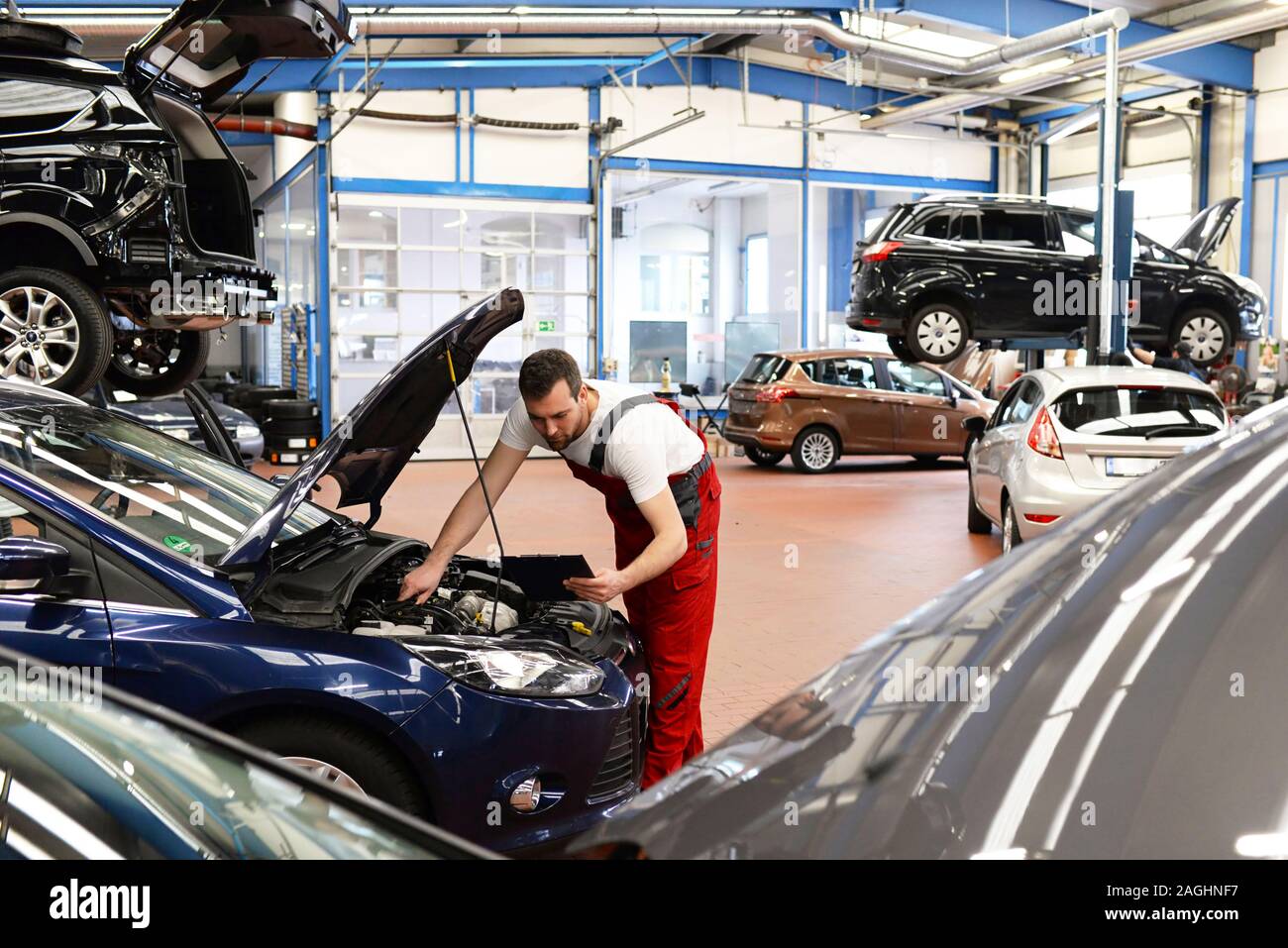Mécanicien de voiture dans un atelier de réparation d'un véhicule Banque D'Images