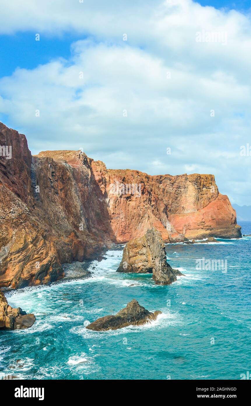 Belles falaises volcaniques dans la Ponta de Sao Lourenço, l'île de Madère, au Portugal. Rochers par l'océan Atlantique dans le point le plus à l'Est de l'île de Madère. Paysage portugais. Les destinations touristiques. Banque D'Images