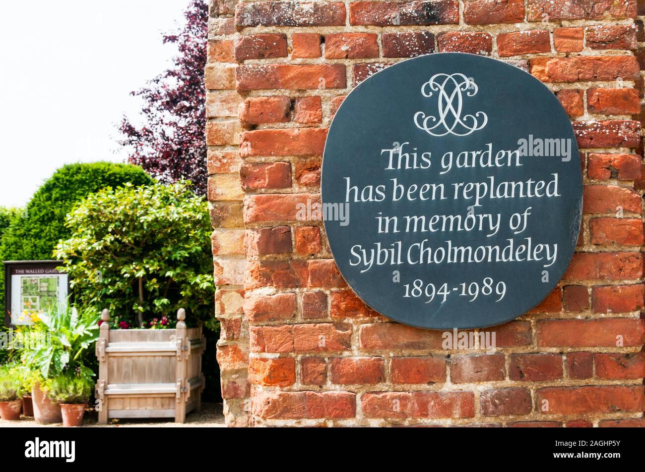 Une plaque à Houghton Hall décrit un jardin replanté en mémoire de Sybil Cholmondeley. Banque D'Images