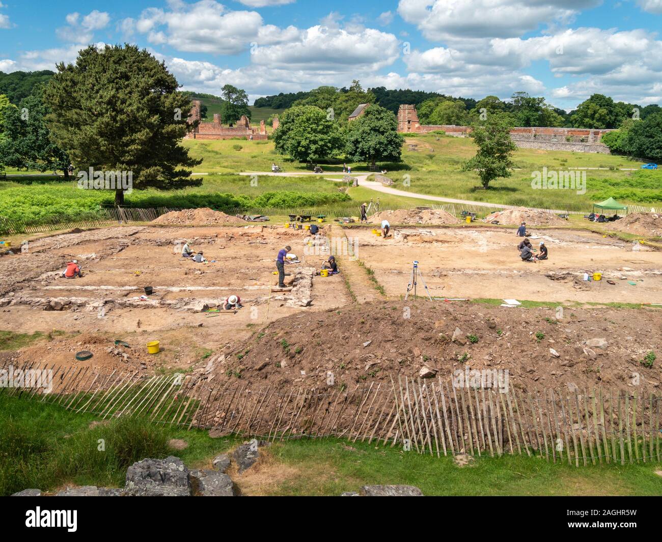 Site de fouilles archéologiques par des étudiants en archéologie de l'Université de Leicester sur une excursion à Bradgate Park, Leicestershire, England, UK Banque D'Images