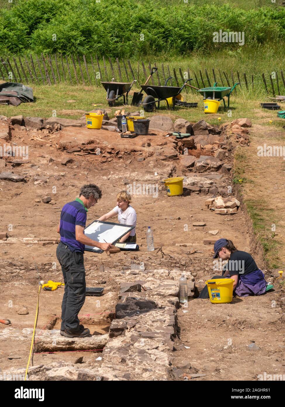 Site de fouilles archéologiques par des étudiants en archéologie de l'Université de Leicester sur une excursion à Bradgate Park, Leicestershire, England, UK Banque D'Images