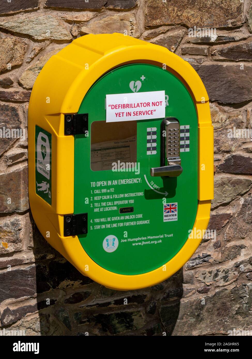 Jaune vif vide nouveau défibrillateur externe automatisé (DEA) le cabinet avec efibrillator «avis Pas encore en service', Bradgate park,Leicestershire,UK Banque D'Images