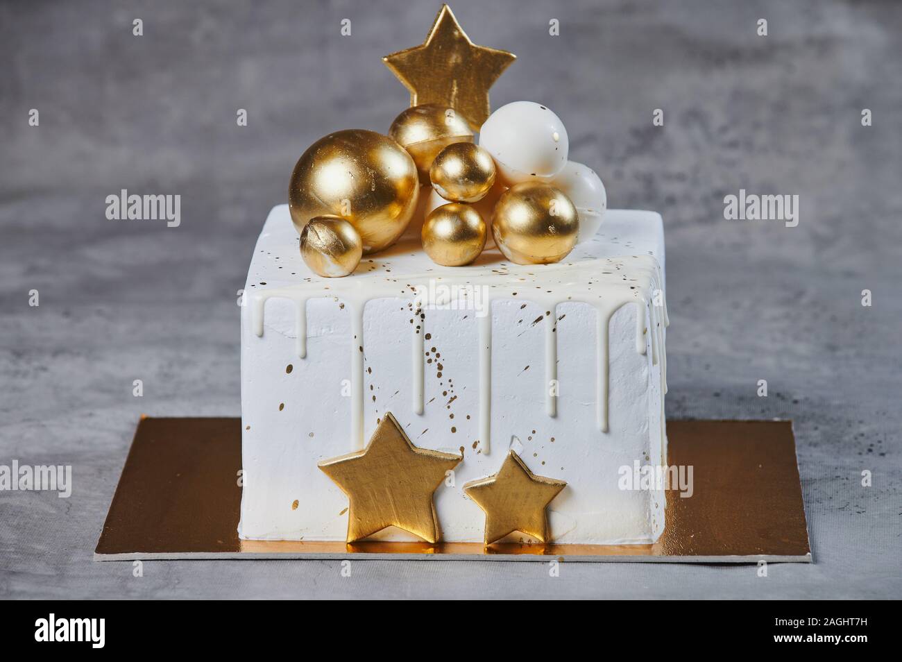 Gateau De Noel Blanc Dore Avec Des Chocolats Et Des Boules En Bronze Dore Isole Sur Gray Photo Stock Alamy