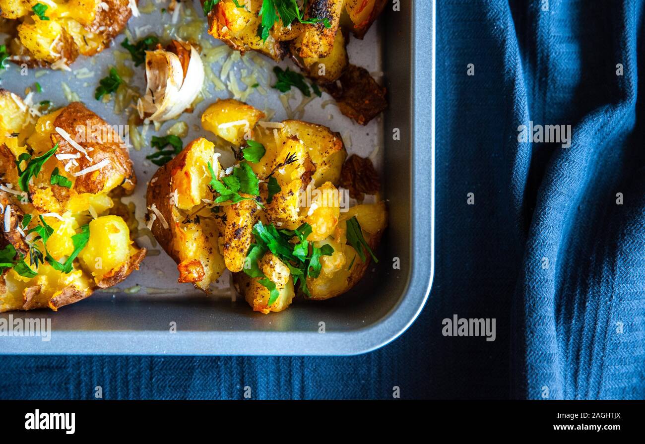 Close up shoot d'une rôtie au four, les pommes de terre dans un plat à four Banque D'Images