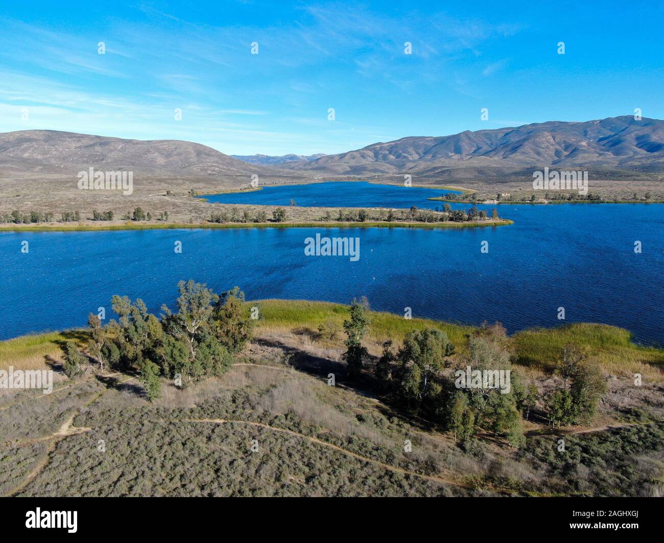 Vue aérienne de Otay Lake Reservoir avec ciel bleu et la montagne en arrière-plan, Chula Vista, en Californie. USA Banque D'Images