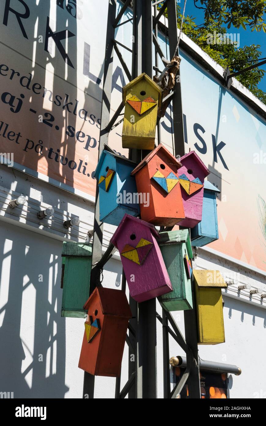 Boîtes décorées et oiseaux colorés à Copenhague, Danemark Banque D'Images