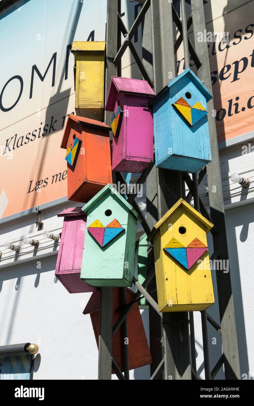 Boîtes décorées et oiseaux colorés à Copenhague, Danemark Banque D'Images