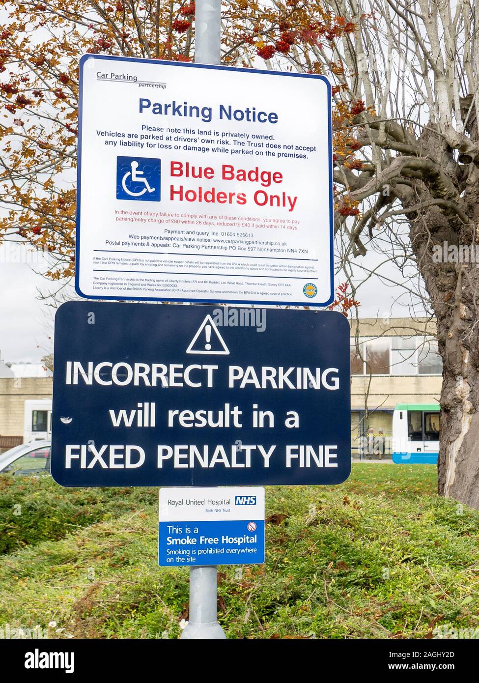 Avis de parking dans l'enceinte de l'Hôpital Royal United à Bath en garde contre la mauvaise utilisation ou abus de parking Banque D'Images