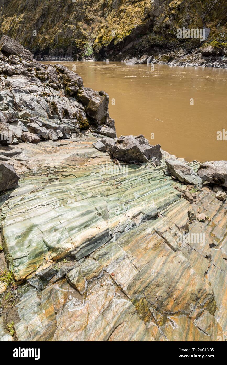 Les couches rocheuses le long de la basse rivière à saumons de l'Idaho. Banque D'Images