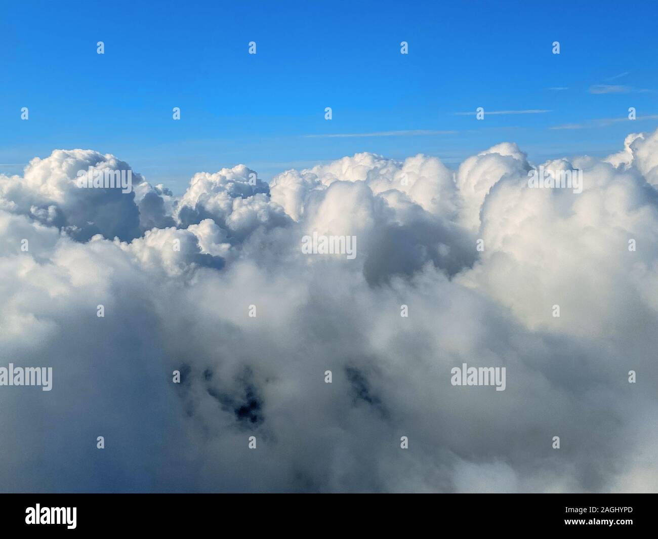 Vol au-dessus des nuages par avion Banque D'Images
