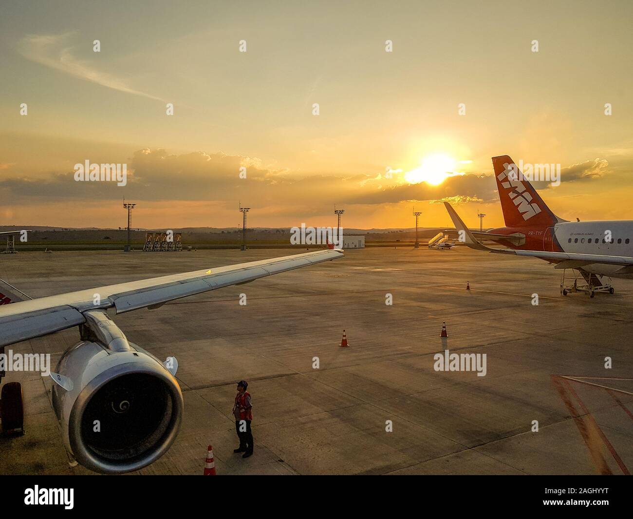 deux avions avec le coucher du soleil à l'aéroport international de Belo Horizonte au Brésil Banque D'Images
