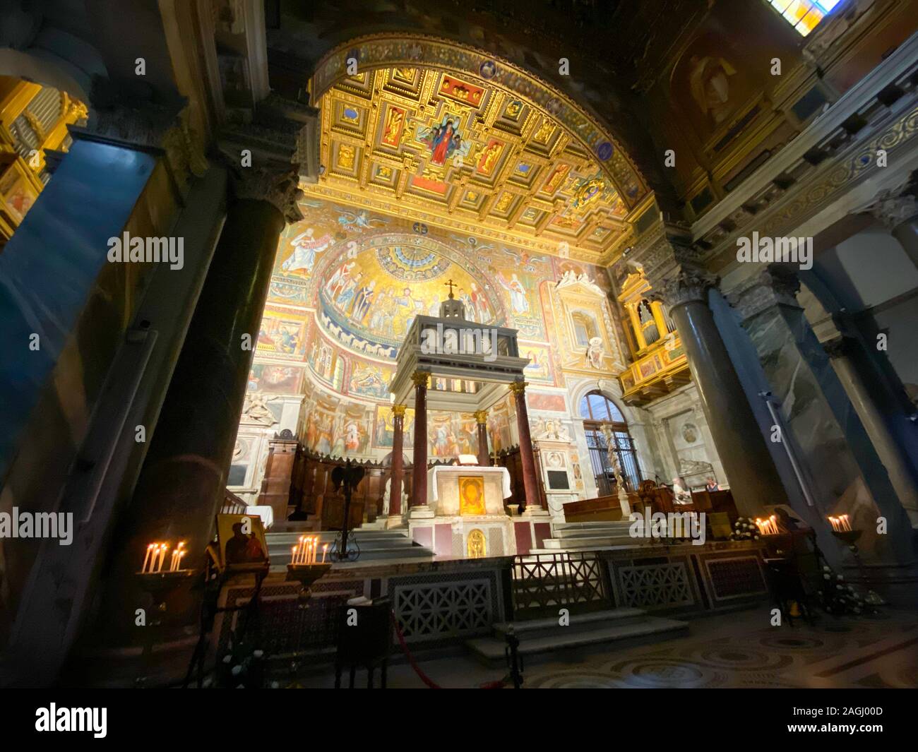 Basiliek à Rome avec plafond d'art Banque D'Images