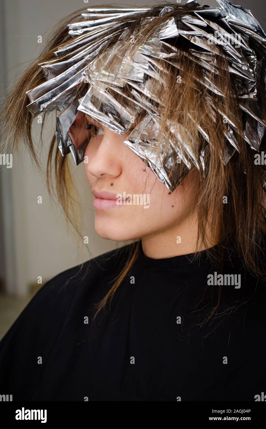Belle jeune femme avec du papier d'aluminium sur ses cheveux. Le  blanchiment ou teinture. Salon de beauté, coloration de cheveux à la mode  Photo Stock - Alamy