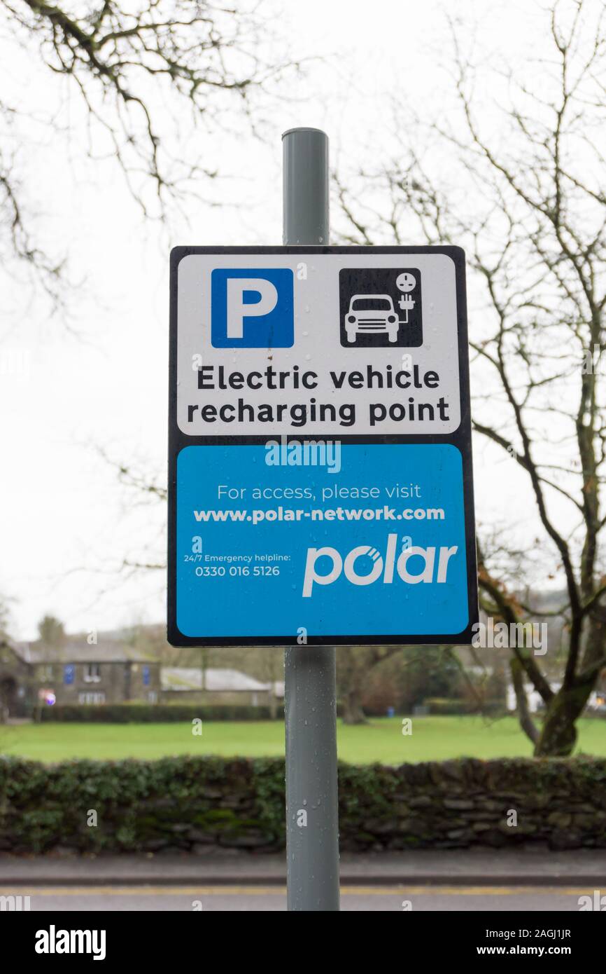 Point de recharge de véhicule électrique exploité par le réseau polaire BP Chargemaster à Betws y Coed l'un des rares points de charge du nord du Pays de Galles Banque D'Images