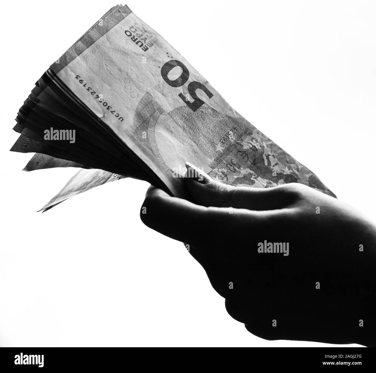 Femme part donner de l'argent comme pot-de-conseils ou isolé sur fond blanc. Les billets de l'euro près. Récompense pour le travail acharné, de la finance et des affaires Banque D'Images