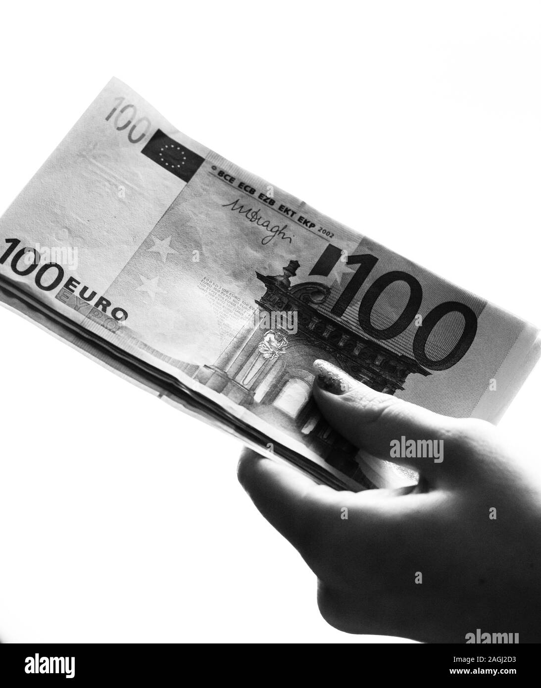 Femme part donner de l'argent comme pot-de-conseils ou isolé sur fond blanc. Les billets de l'euro près. Récompense pour le travail acharné, de la finance et des affaires Banque D'Images