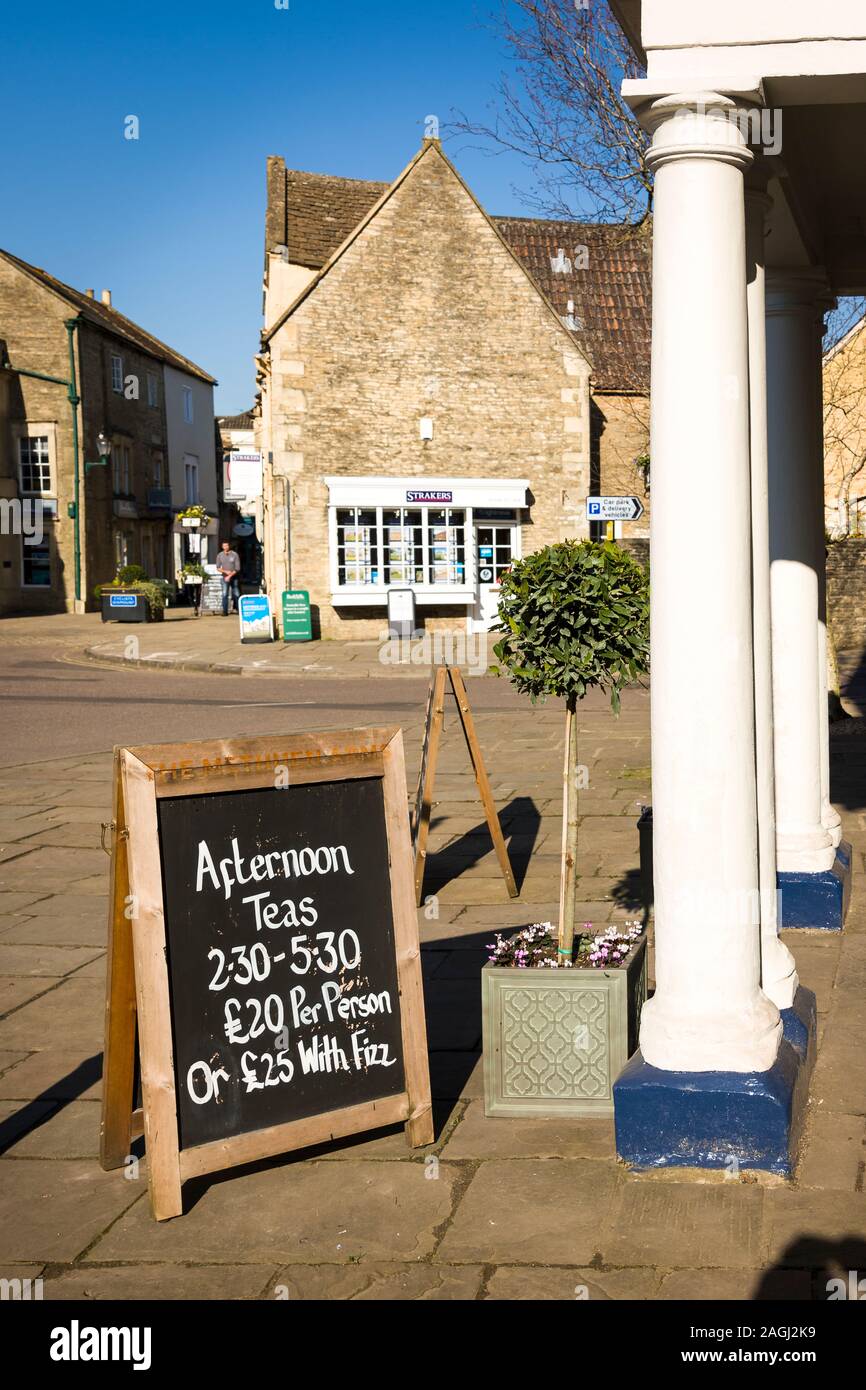 Pas normal de votre magasin de thé. Inscrivez-vous à l'extérieur du Methuen Arms Hotel à Calne Wiltshire England UK Banque D'Images