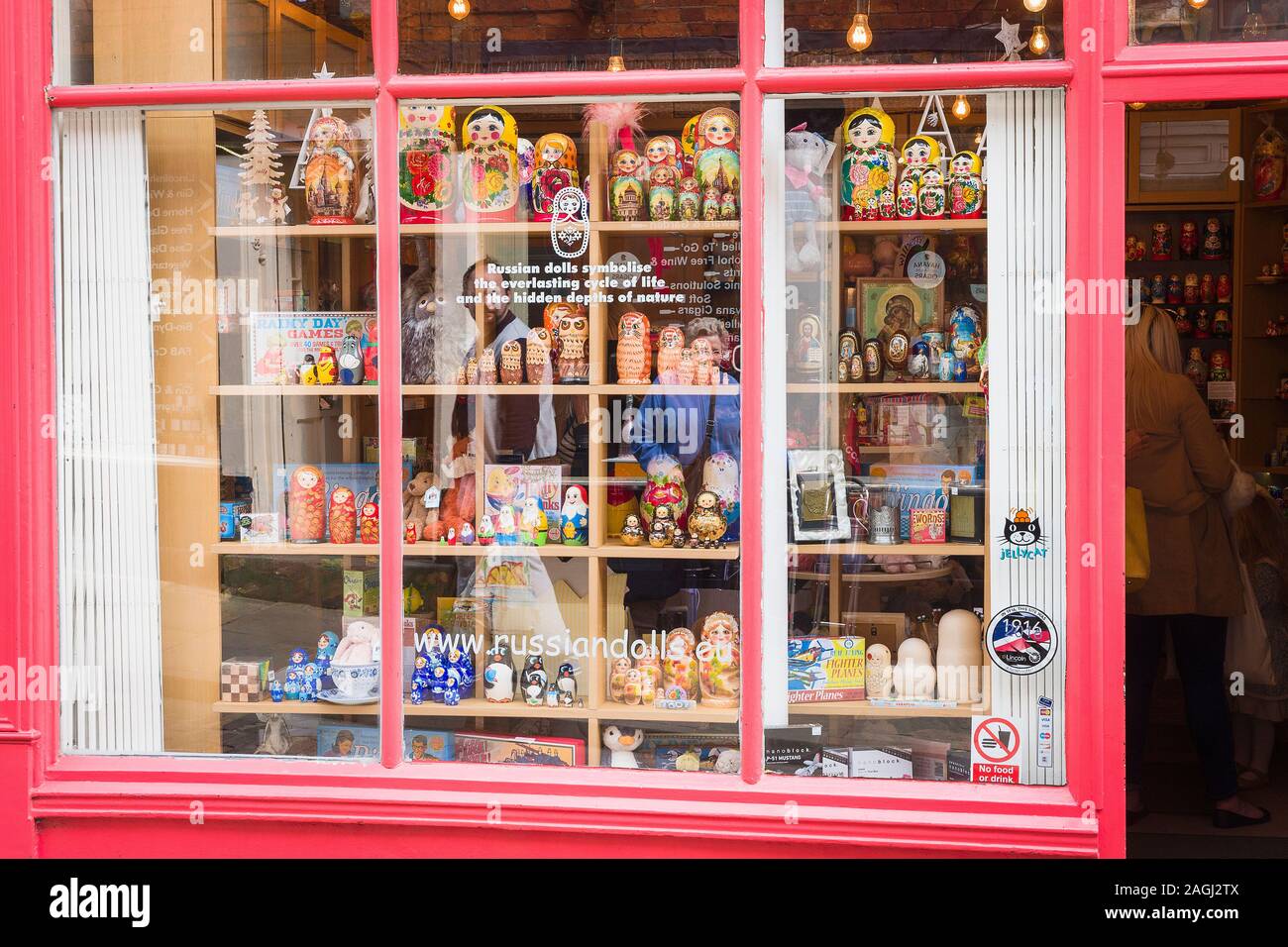 Une fenêtre d'affichage des poupées de nidification dans une poupée russe shop à Lincoln England UK Banque D'Images