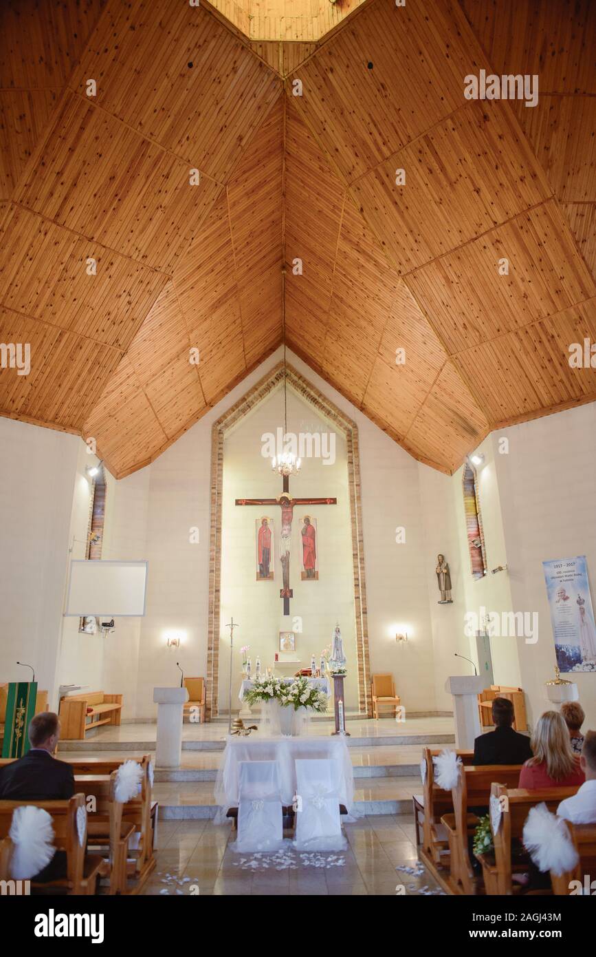 Sanctuaire de l'église avant une cérémonie de mariage. Chaises vides pour la mariée et le marié Banque D'Images