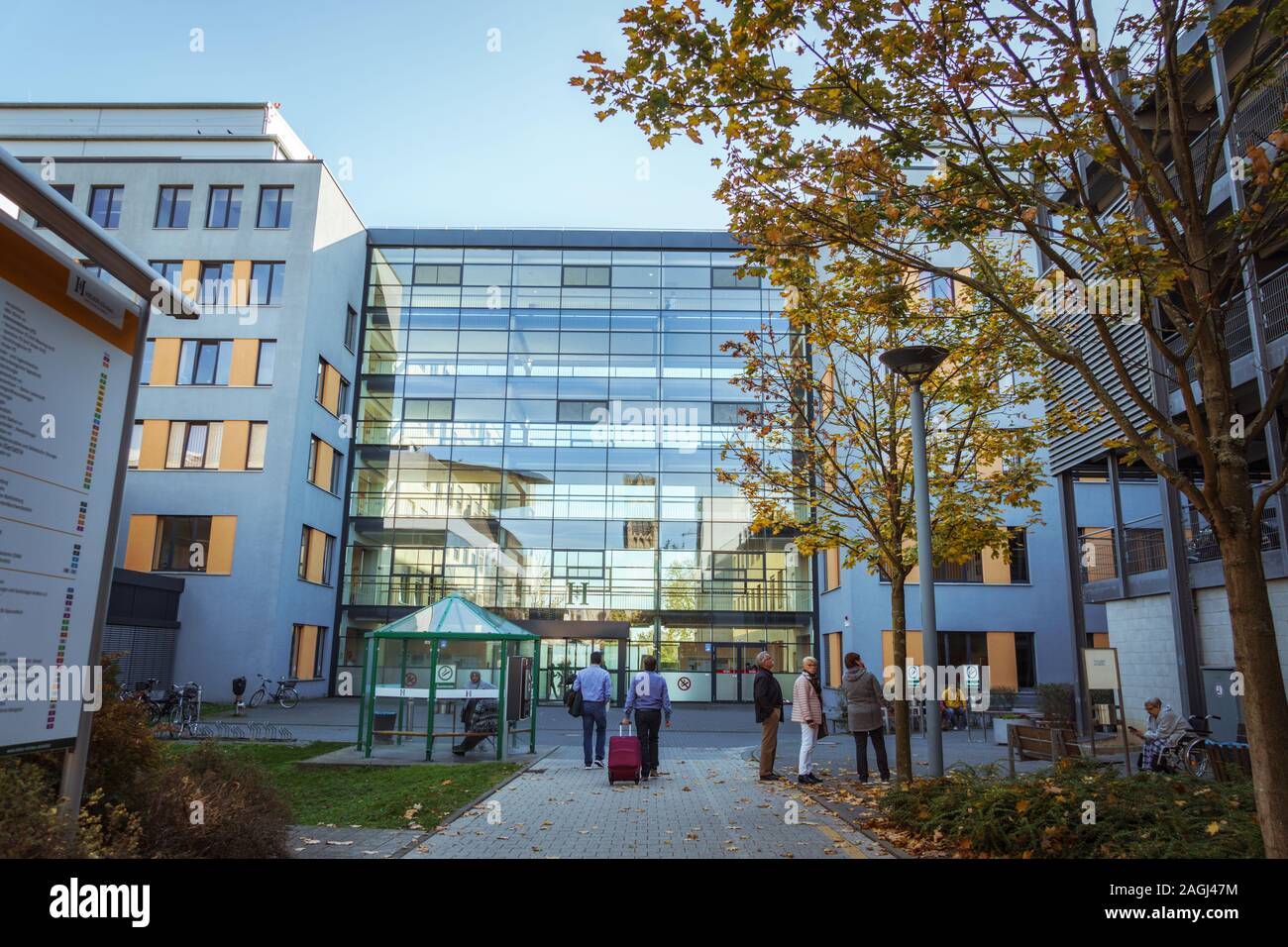 21 octobre, 2018. Allemagne, Krefeld. Entrée de Creveld clinique à Helios, près de la ville de Dusseldorf. Hôpital européen moderne. Un patient de sexe masculin va Banque D'Images