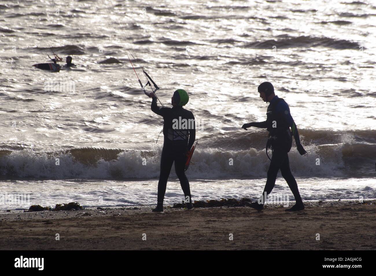 Kitesurf Exmouth, Kitesurfer découpé sur la mer argentée sur une journée l'hiver. Devon, UK Banque D'Images