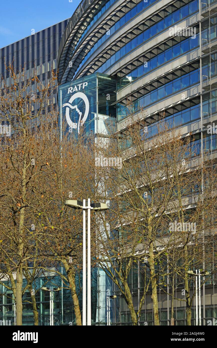 PARIS, FRANCE - 18 MAI 2019- Vue de la société des transports parisiens RATP bureaux à la Maison de la RATP immeuble sur Quai de la Rapee à Paris, Banque D'Images